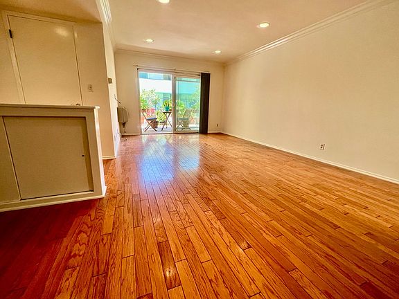 3rd image of 8130 Norton Ave #11