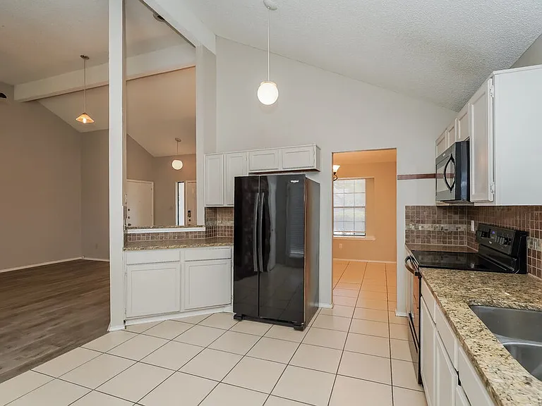 6423 Woodstream Trl — Photo 9