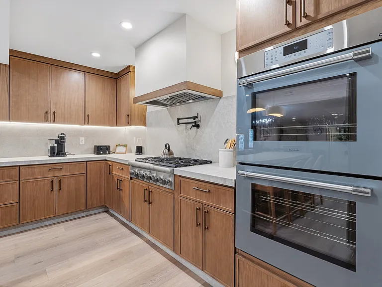 5835 Hillview Park Ave — Photo 41