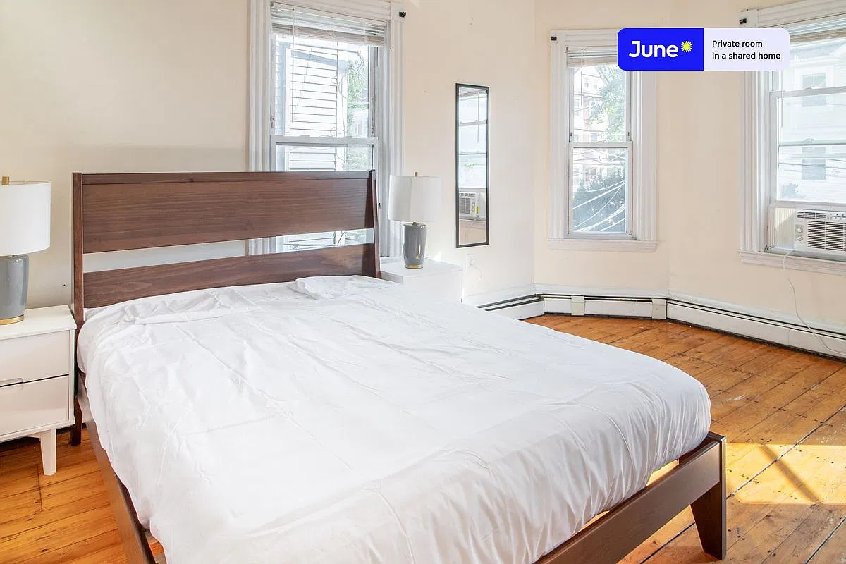 Queen bedroom in 5 bed/1 bath home in Mission Hill #1068 A — Photo 3