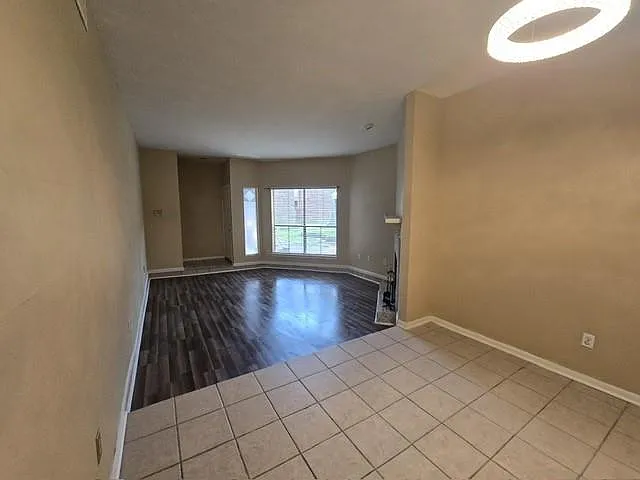 Building Photo - 3100 Walnut Bend Ln #209