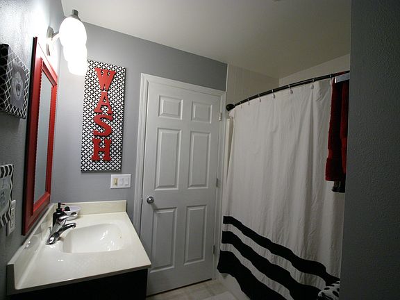 Guest Bathroom: Main Level