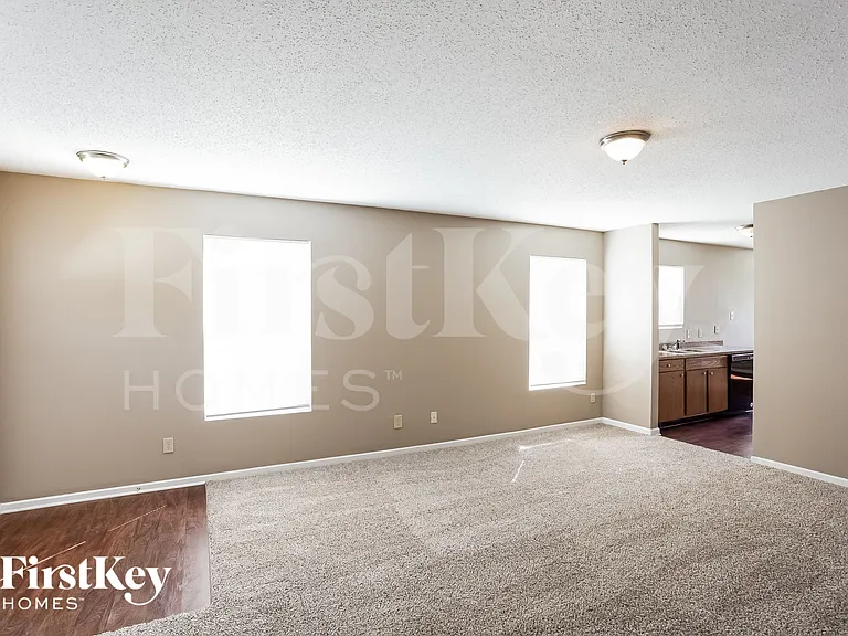 1331 Ellington Dr — Photo 4