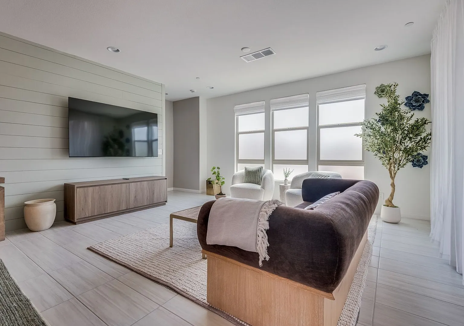 Stunning Modern 3-Story Home in Summerlin with Contemporary Style & Comfort — Photo 3