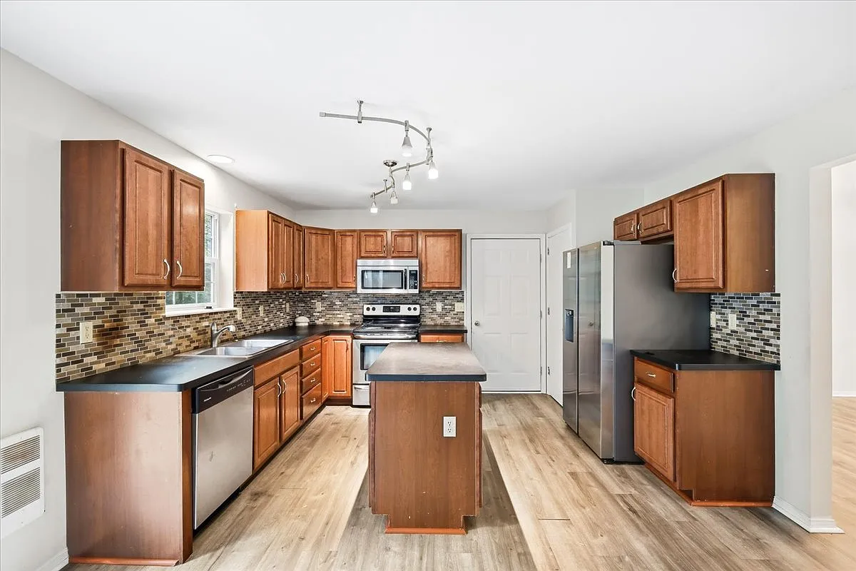 4 bed, 2.5 bath, 2350 sqft, $2,750 — Photo 3