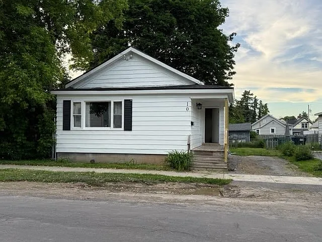 105 Sweeting St — Photo 14