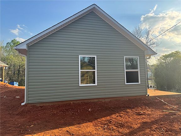 5th image of 822 Delia St