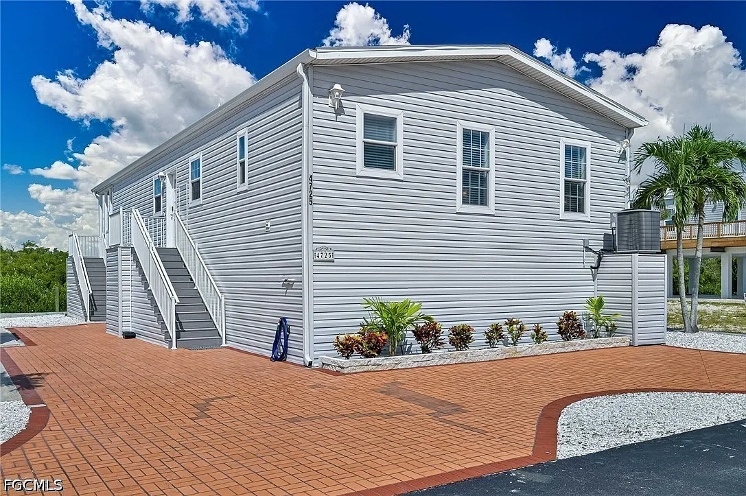 2 bed, 2.0 bath, 1352 sqft, $5,500 — Photo 2