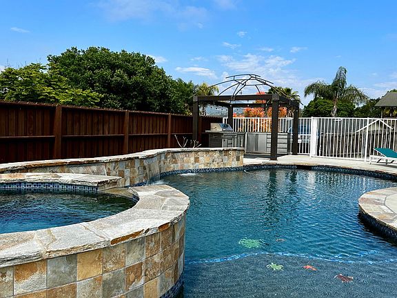 2nd image of 615 Lado De Loma Dr