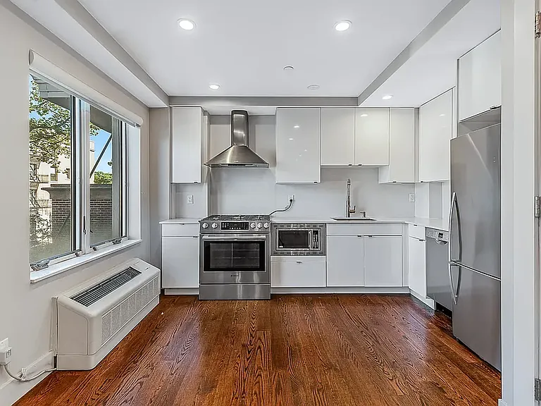 25-13 27th St #2B — Photo 2