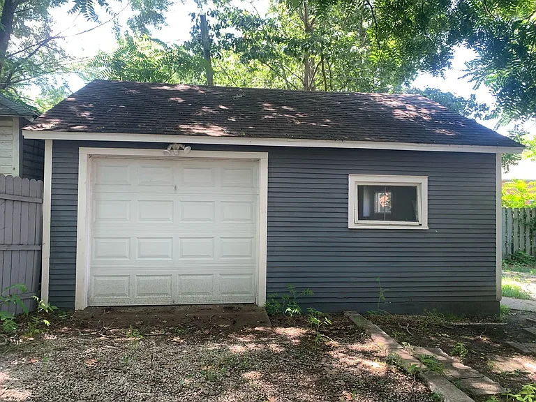 318 E Webster St — Photo 28