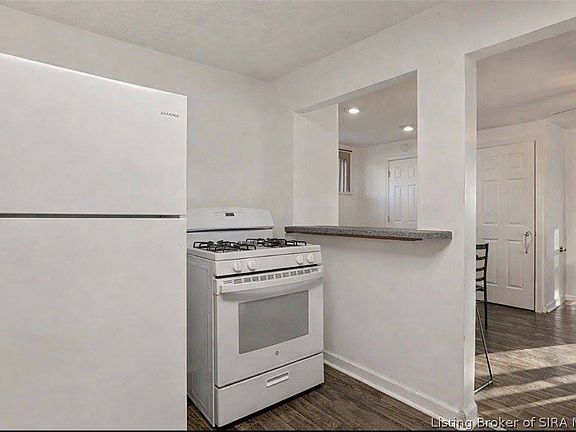 4th image of 826 E 8th St