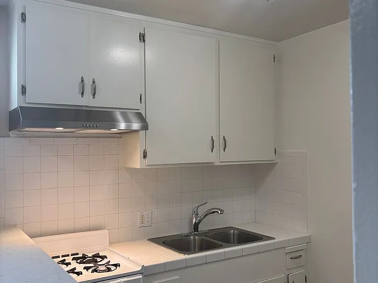 3104 Montrose Ave — Photo 6