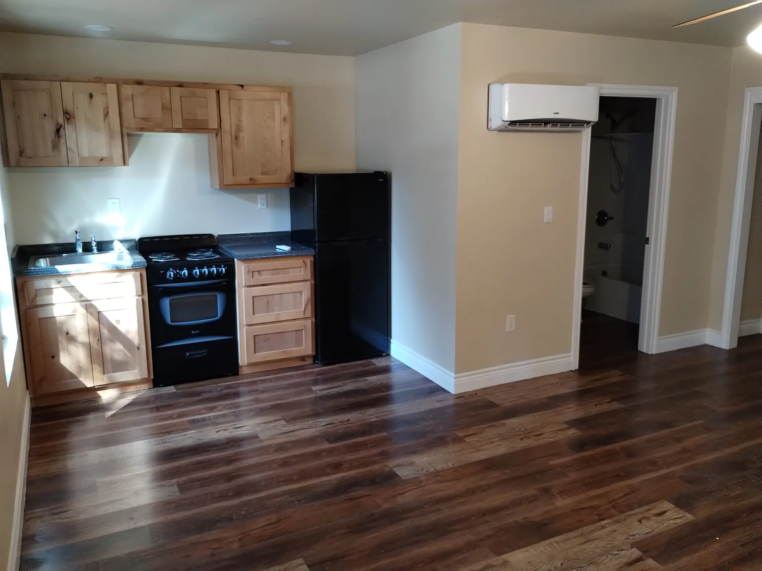 Studio, 380 sqft, $899 — Photo 1