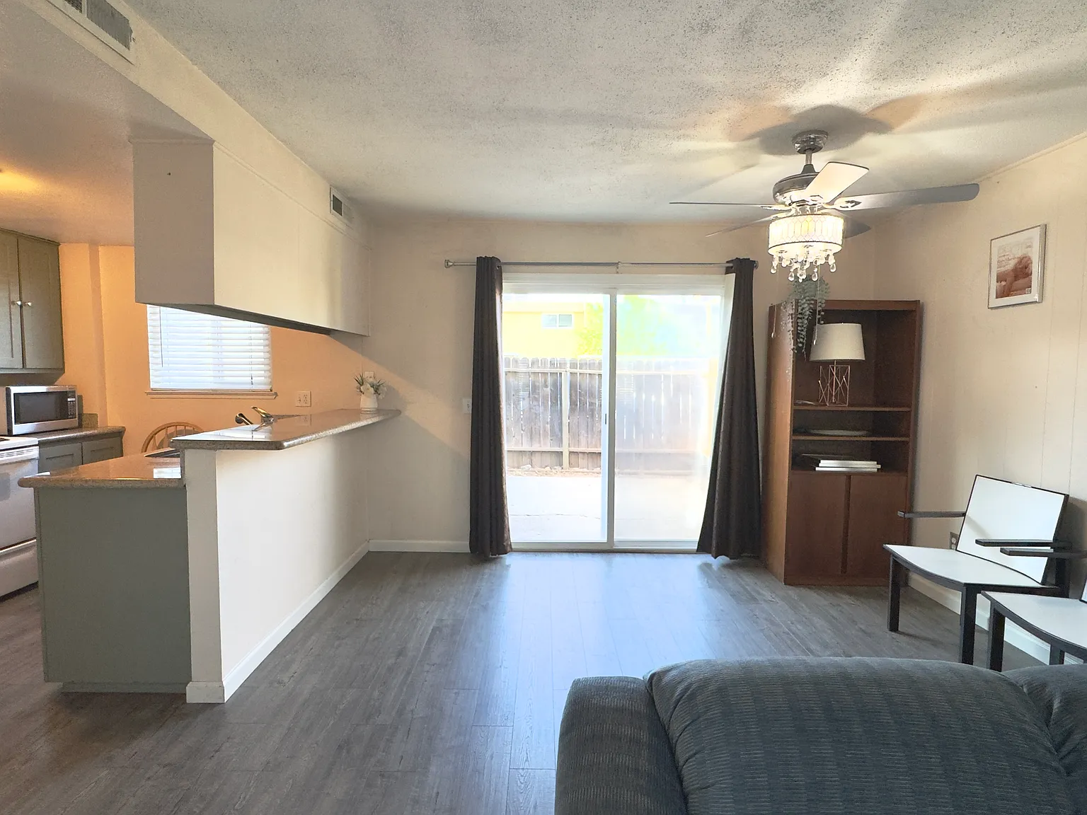 2 bed, 1.5 bath, 1008 sqft, $1,900 — Photo 2