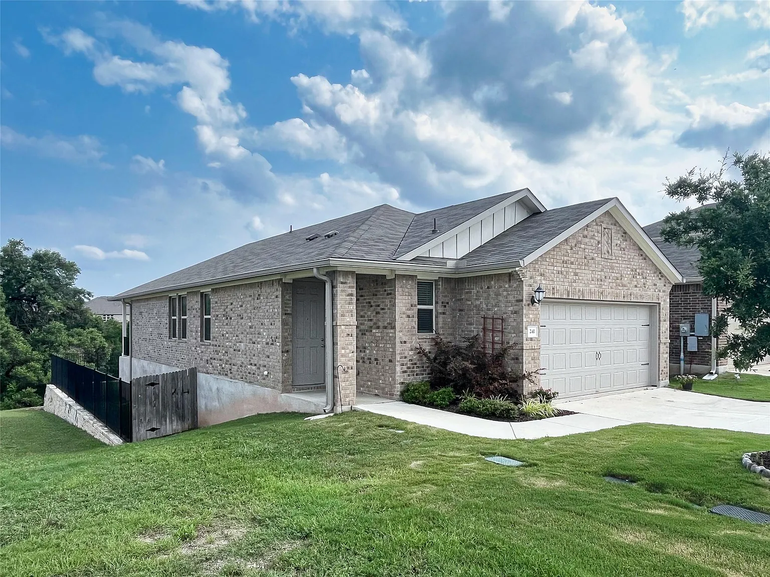 3 bed, 2.0 bath, 1460 sqft, $2,050 — Photo 2
