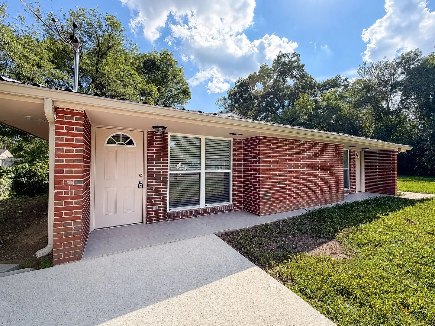2 bed, 1.0 bath, 968 sqft, $1,295 — Photo 1