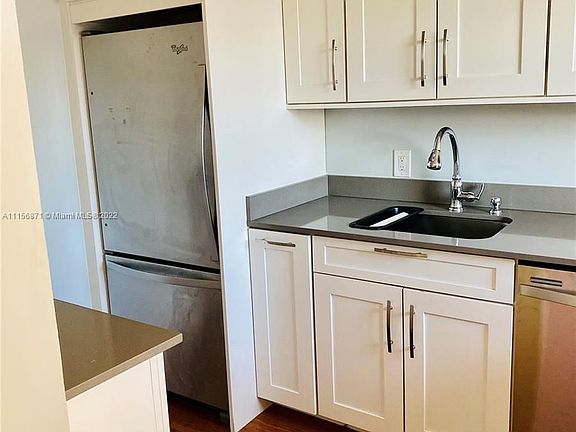 4th image of 1357 Collins Ave APT D4