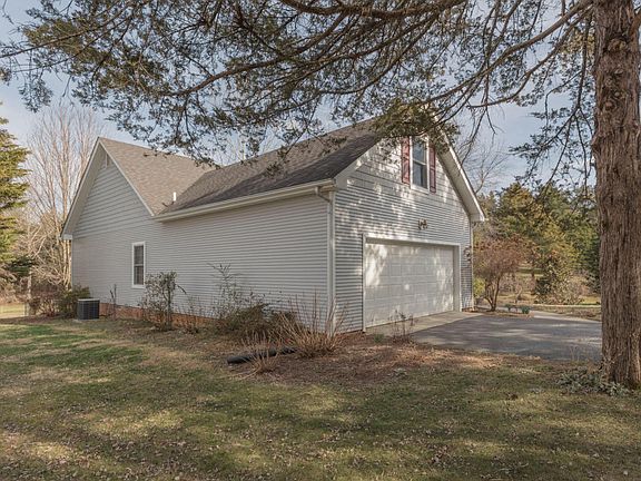 3rd image of 19 Edgewood Dr