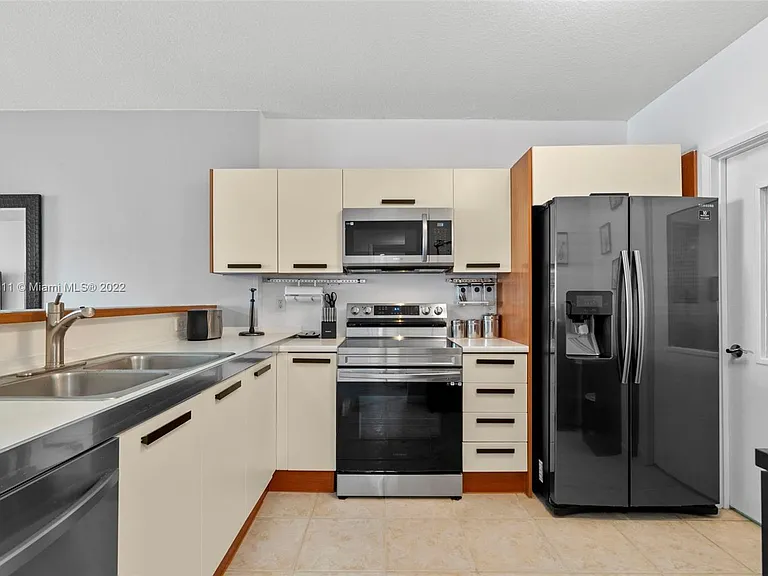 18100 N Bay Rd #308 — Photo 27