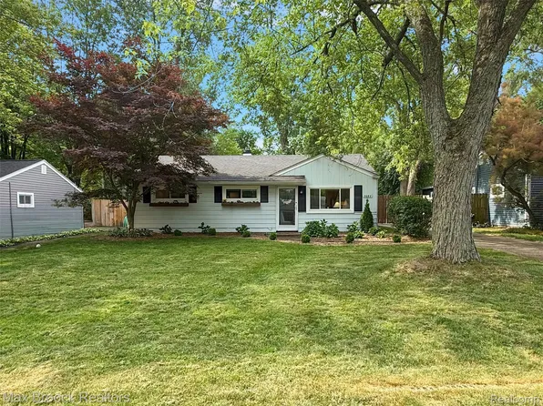 2682 Genes Dr, Auburn Hills, MI 48326