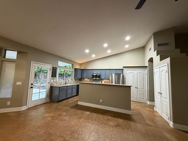 1850 W Desert Ln — Photo 8