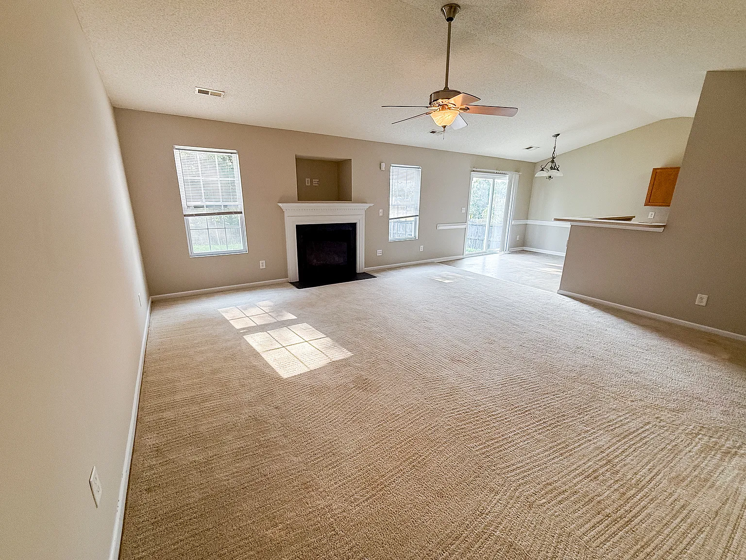 4 bed, 1792 sqft, $2,400 — Photo 3