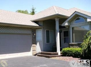 1132 Eagle Nest Dr, Rochester, MI 48306