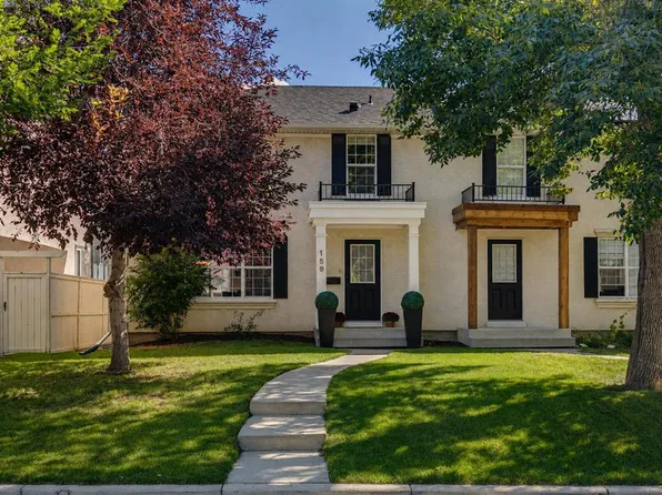 159 W Somme Mnr SW, Calgary, AB T2T 6J3