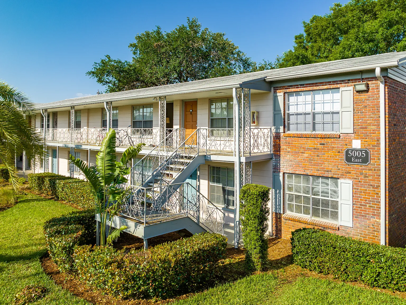 Bay Colony Apartments — Photo 4