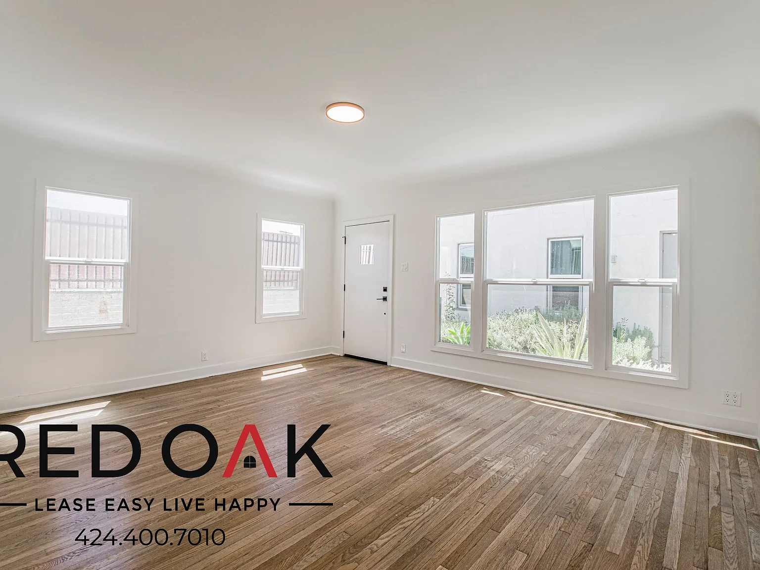 ~1 Month Free~ Polished 1-Bed With In-Unit Laundry And Central Ac ~ In Larchmont! — Photo 1
