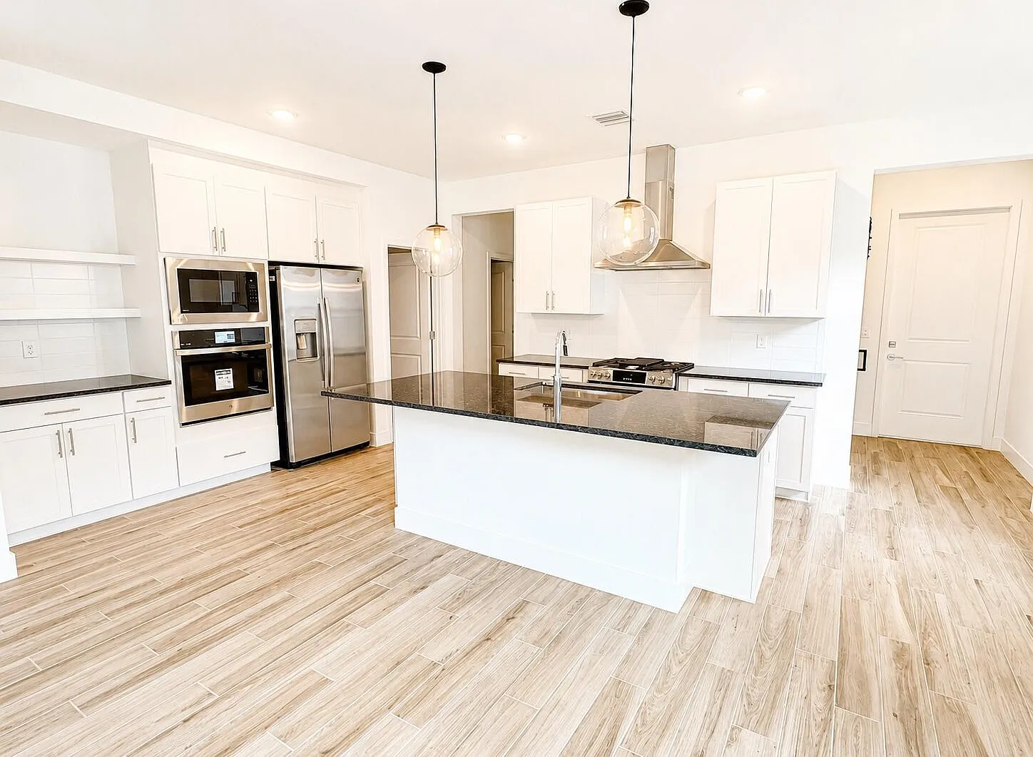 2 bed, 2.0 bath, 1572 sqft, $2,850 — Photo 3