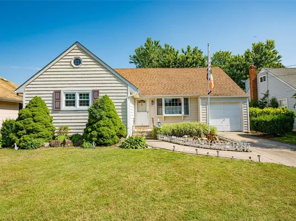 11 Leeds Lane, North Babylon, NY 11703