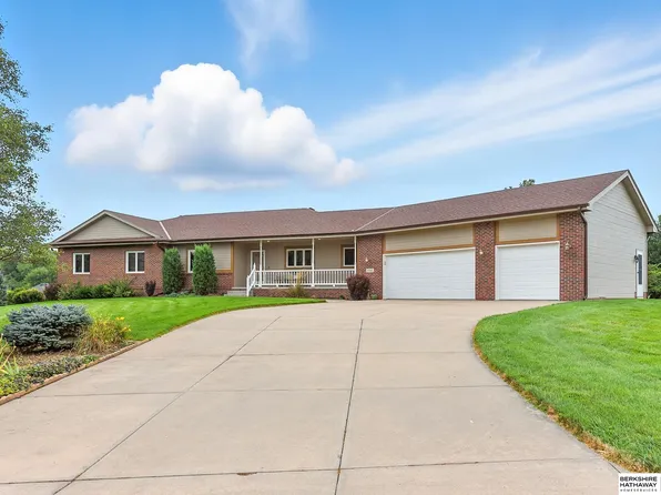 7707 Saddle Dr, Papillion, NE 68046