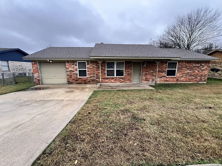 2110 Lago Trl — Photo 1