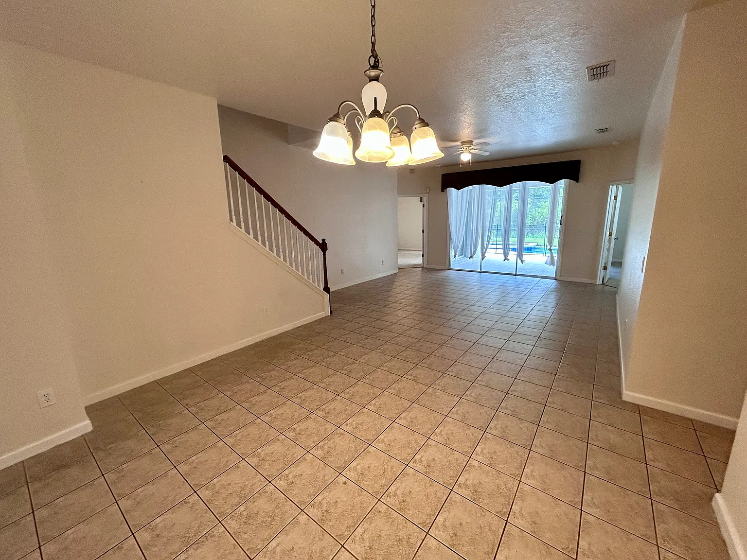6 bed, 2323 sqft, $2,350 — Photo 3