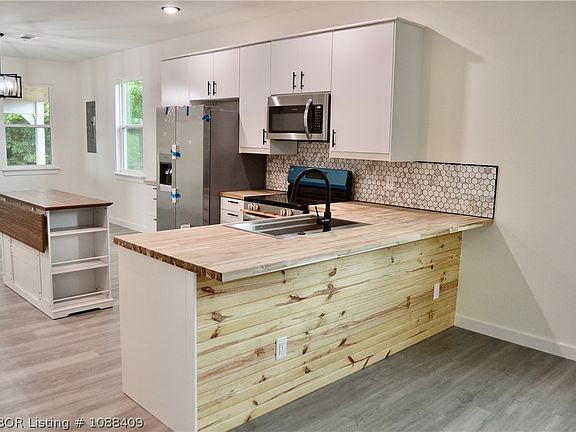 5th image of 103 Blackstone Cir