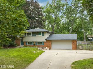 7626 Lakepoint St, West Bloomfield, MI 48323