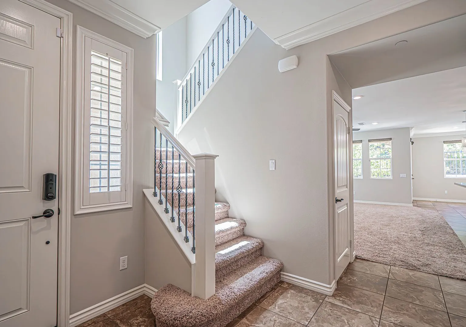 Stunning 4-Bedroom Home with Solar, EV Charger, and a Loft in Valencia — Photo 3