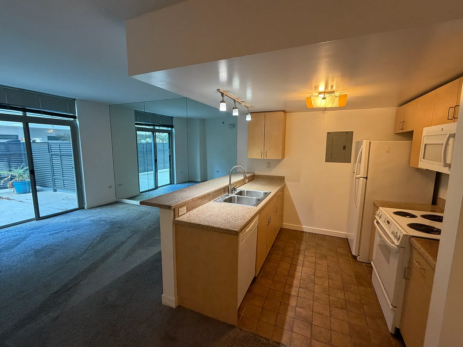 2 bed, 877 sqft, $2,695 — Photo 1