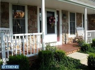 208 Bayberry Dr, Royersford, PA 19468