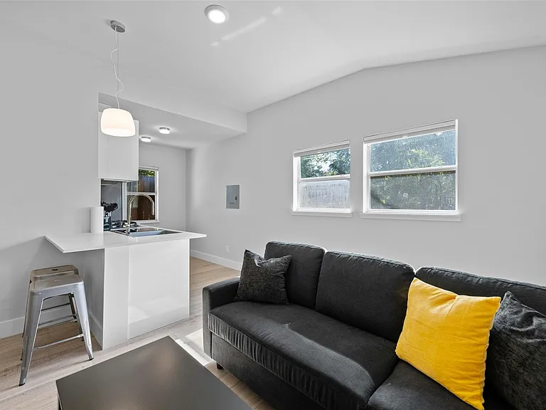 2201 Leon St #D — Photo 8