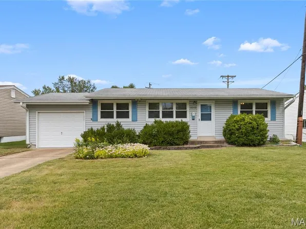 1015 Bellarmine Ln, Florissant, MO 63031