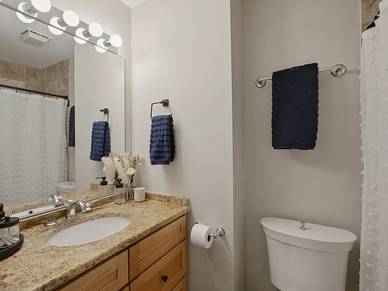 2718 N Southport Ave #A — Photo 17