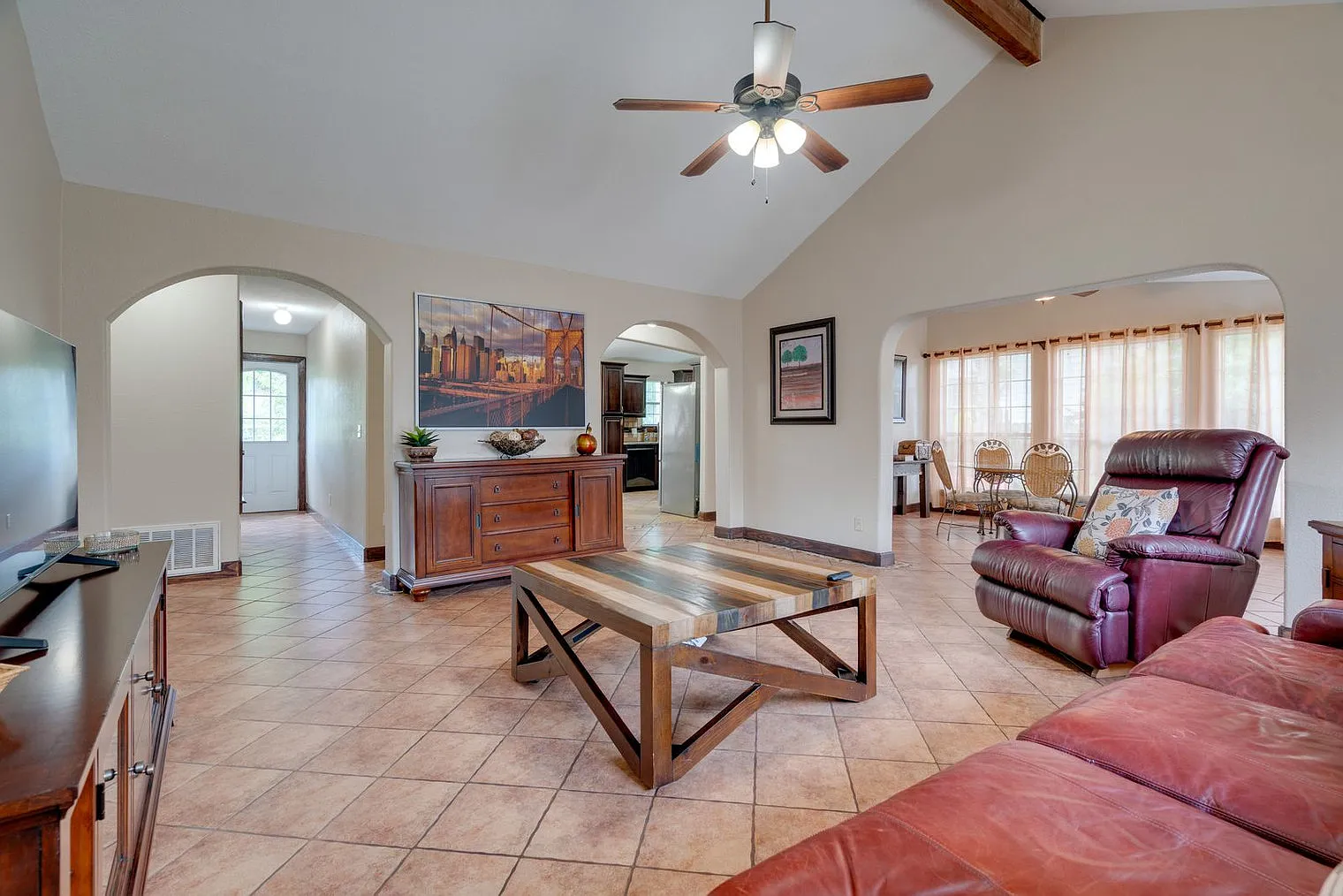3 bed, 2.0 bath, 1937 sqft, $3,290 — Photo 3