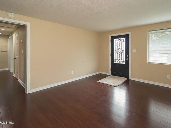 Living Room / Hallway
