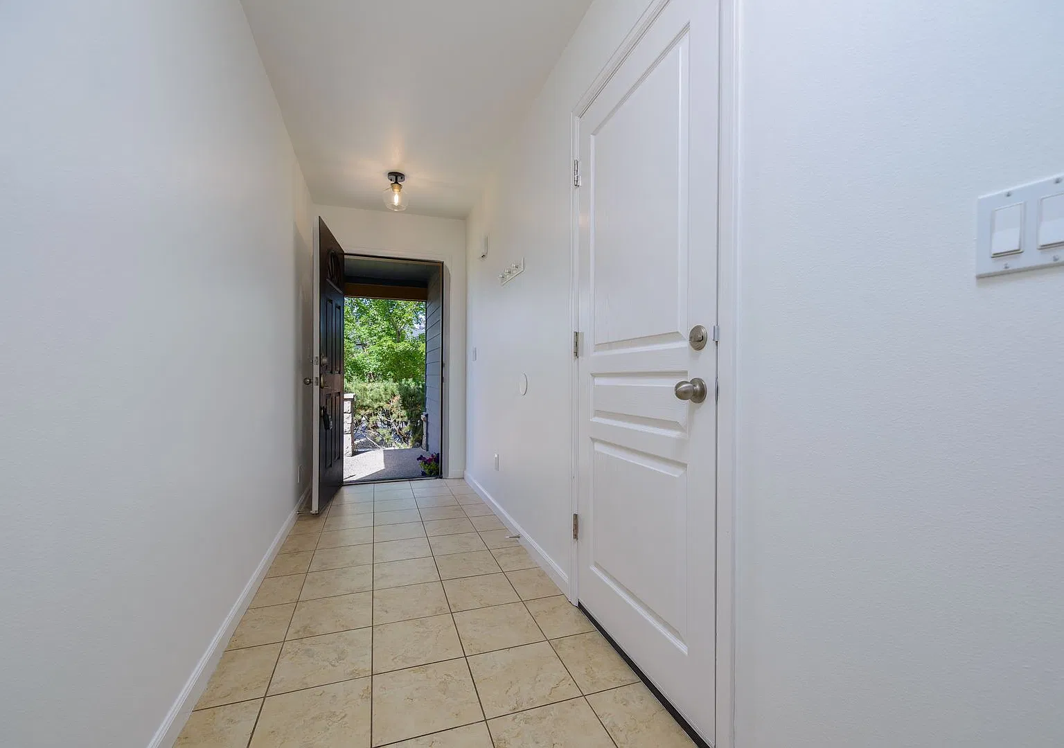 Beautiful North Bend Townhome 2 Primary Suites, Fireplace & Private Outdoor Space! — Photo 2