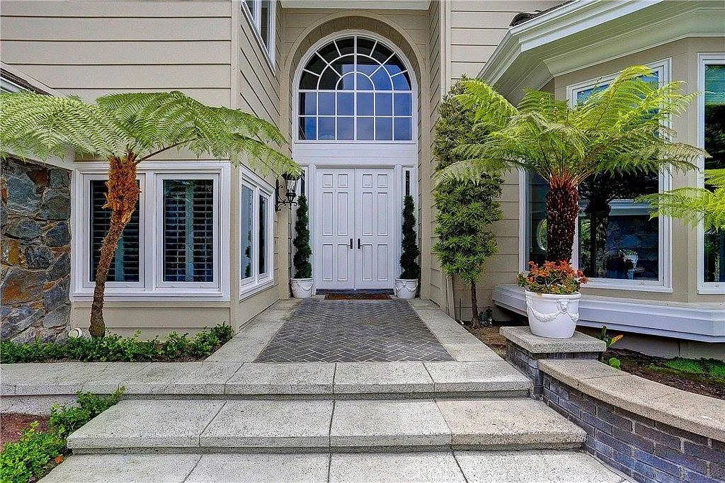 5 bed, 5.5 bath, 5341 sqft, $18,500 — Photo 1