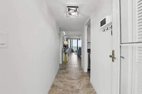 2 bed, 2.0 bath, 1040 sqft, $3,200 — Photo 2
