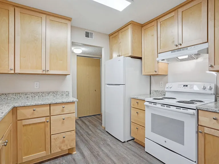 Larpenteur Estates Apartments — Photo 34